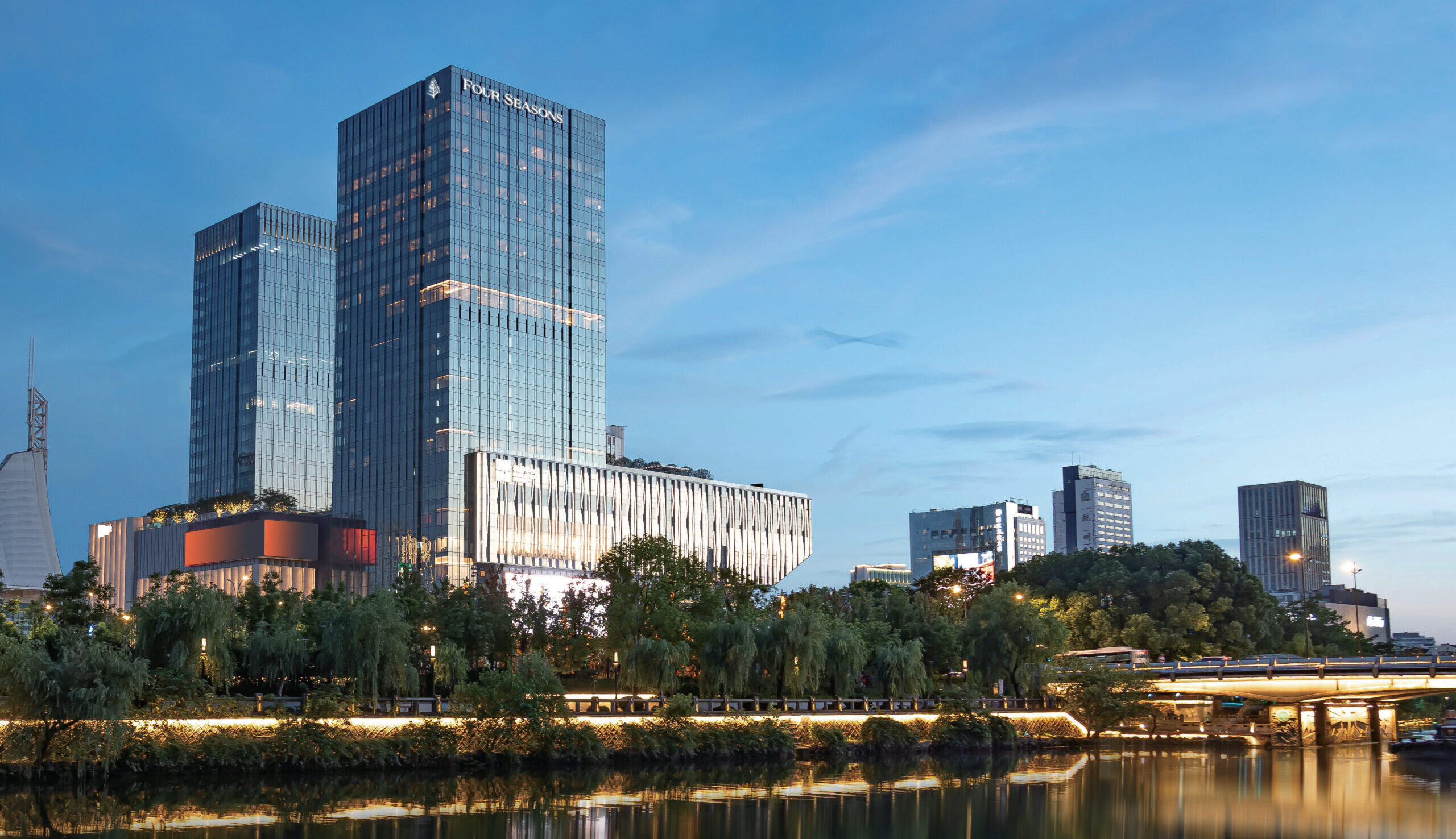 Four Seasons Hotel Hangzhou at Hangzhou Centre у Великого канала