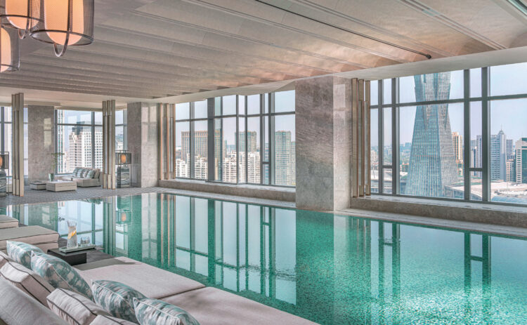 Панорамный бассейн на 18-м этаже Four Seasons Hangzhou Centre