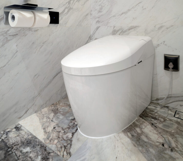 TOTO WASHLET G5 Lite CES7H110MCN в ванной комнате отеля