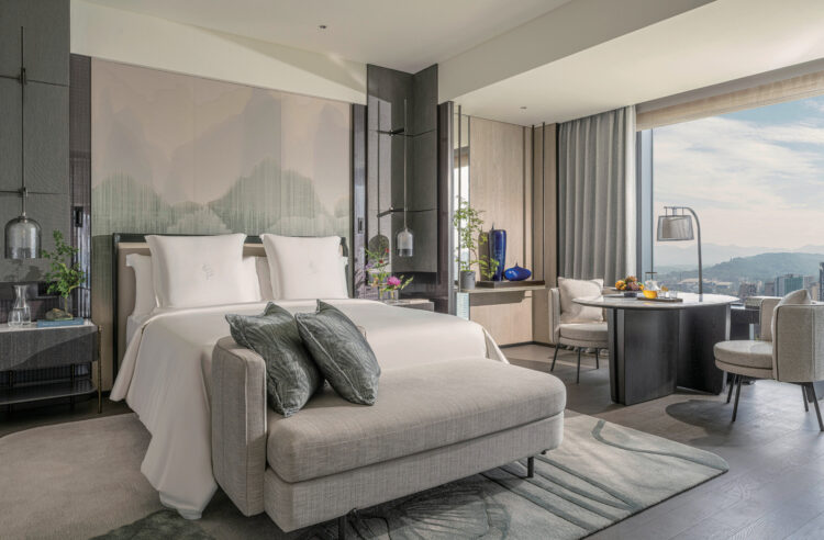 Номер Four Seasons Hotel Hangzhou at Hangzhou Centre с панорамными окнами