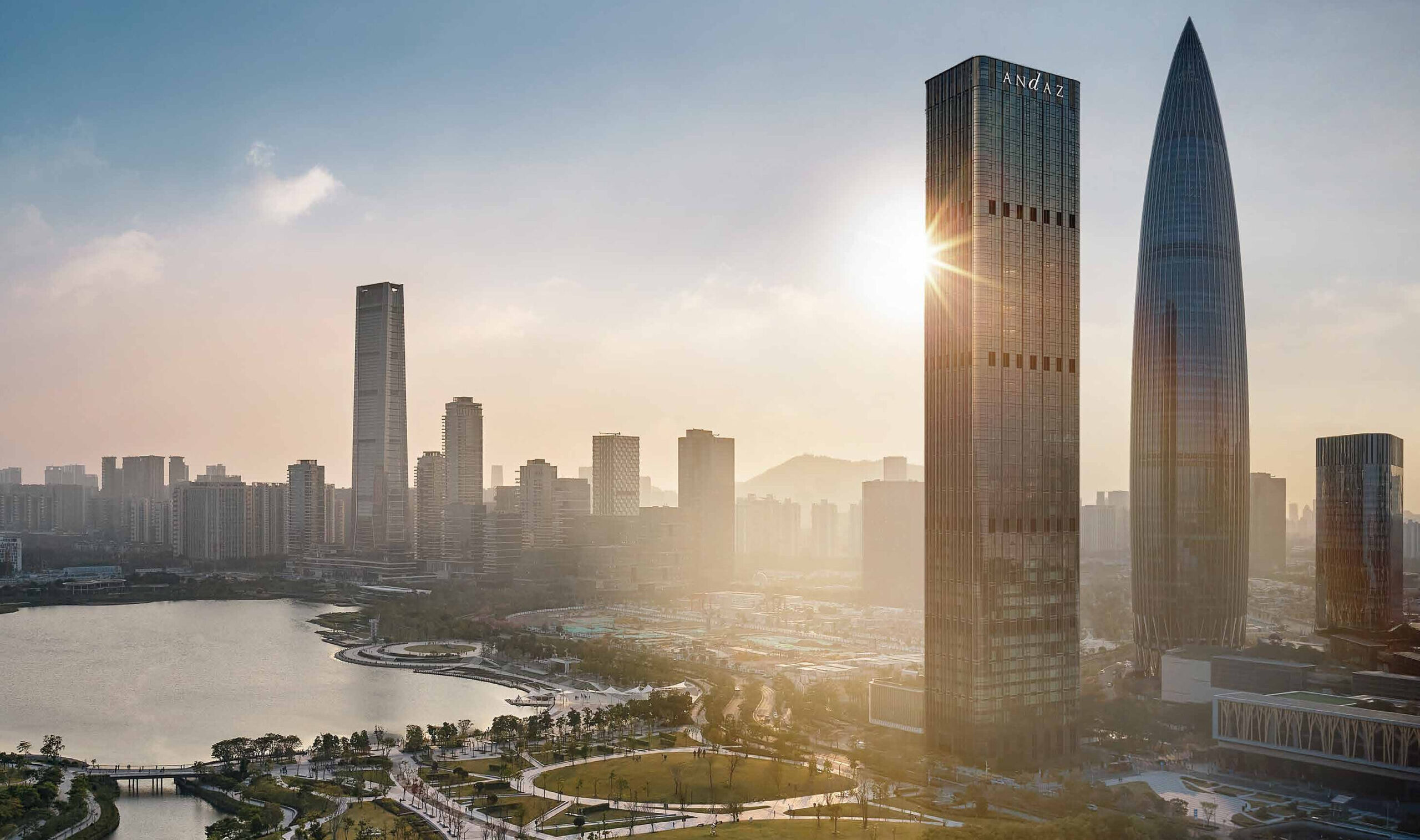 Фасад отеля Andaz Shenzhen Bay и панорама залива Shenzhen Bay