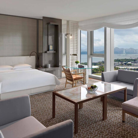 Гостевой номер Andaz Shenzhen Bay с панорамным видом на залив