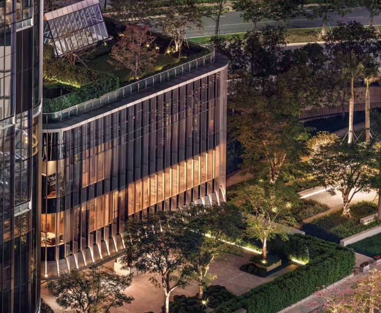 Вход в отель Andaz Shenzhen Bay и парковая зона у здания