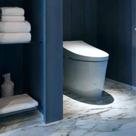 Умный унитаз TOTO NEOREST AH в ванной комнате номера Andaz Shenzhen Bay